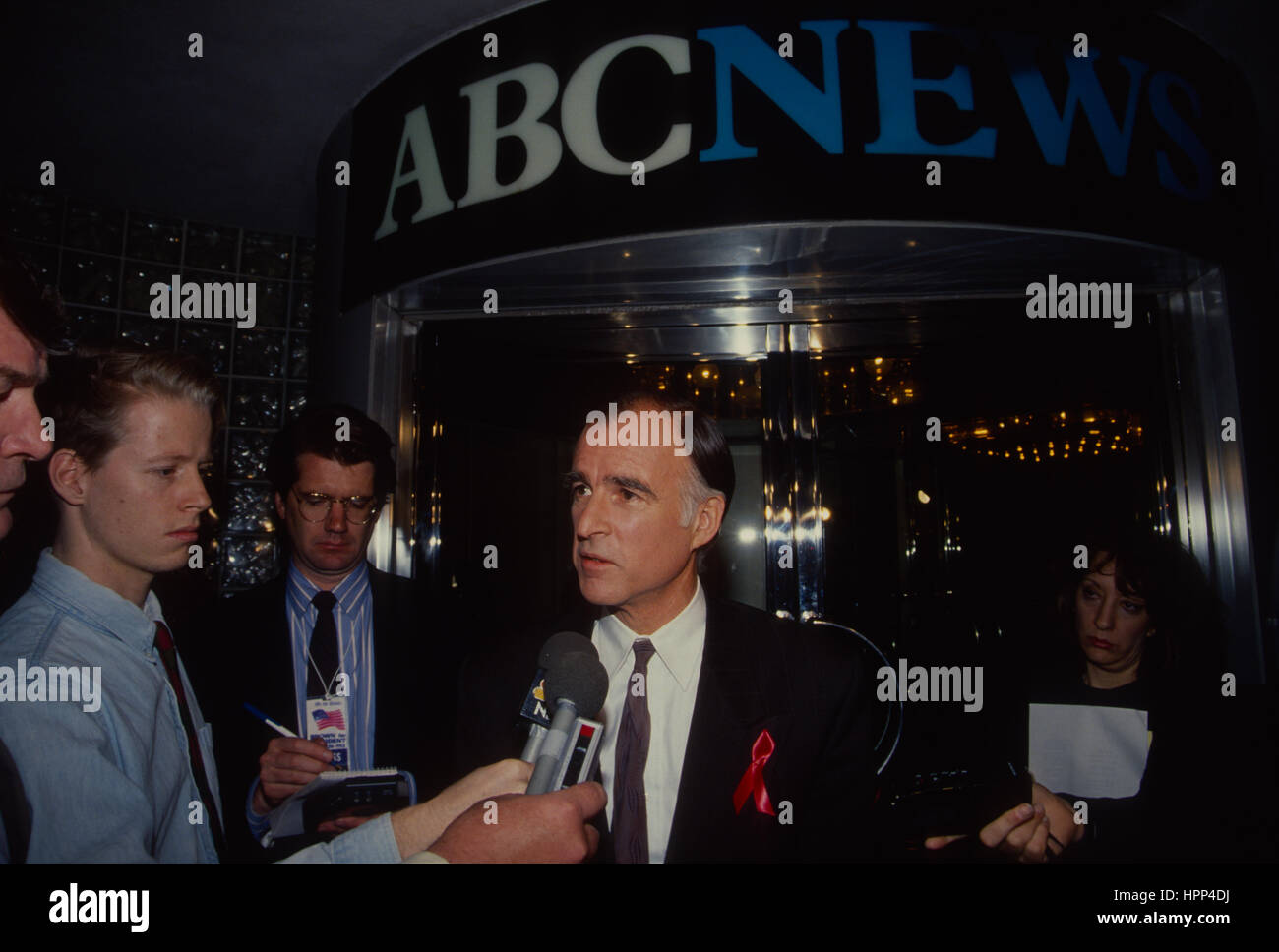 Il governatore della California e il candidato presidenziale Jerry Brown parla con i giornalisti al di fuori della ABC Studios in Washington DC dopo la sua apparizione su Ted Koppel della televisione per mostrare 'Nightline' dove il Governatore negato l uso della droga era accaduto nella Residenza del Governatore in Sacramento Foto di Mark Reinstein Foto Stock