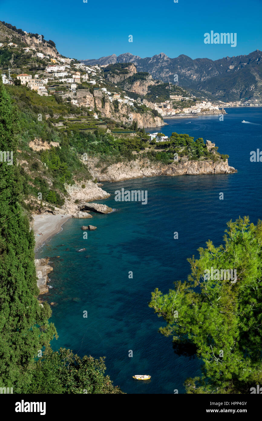 Vista verso Amalfi lungo la costa di Amalfi, Campania, Italia Foto Stock