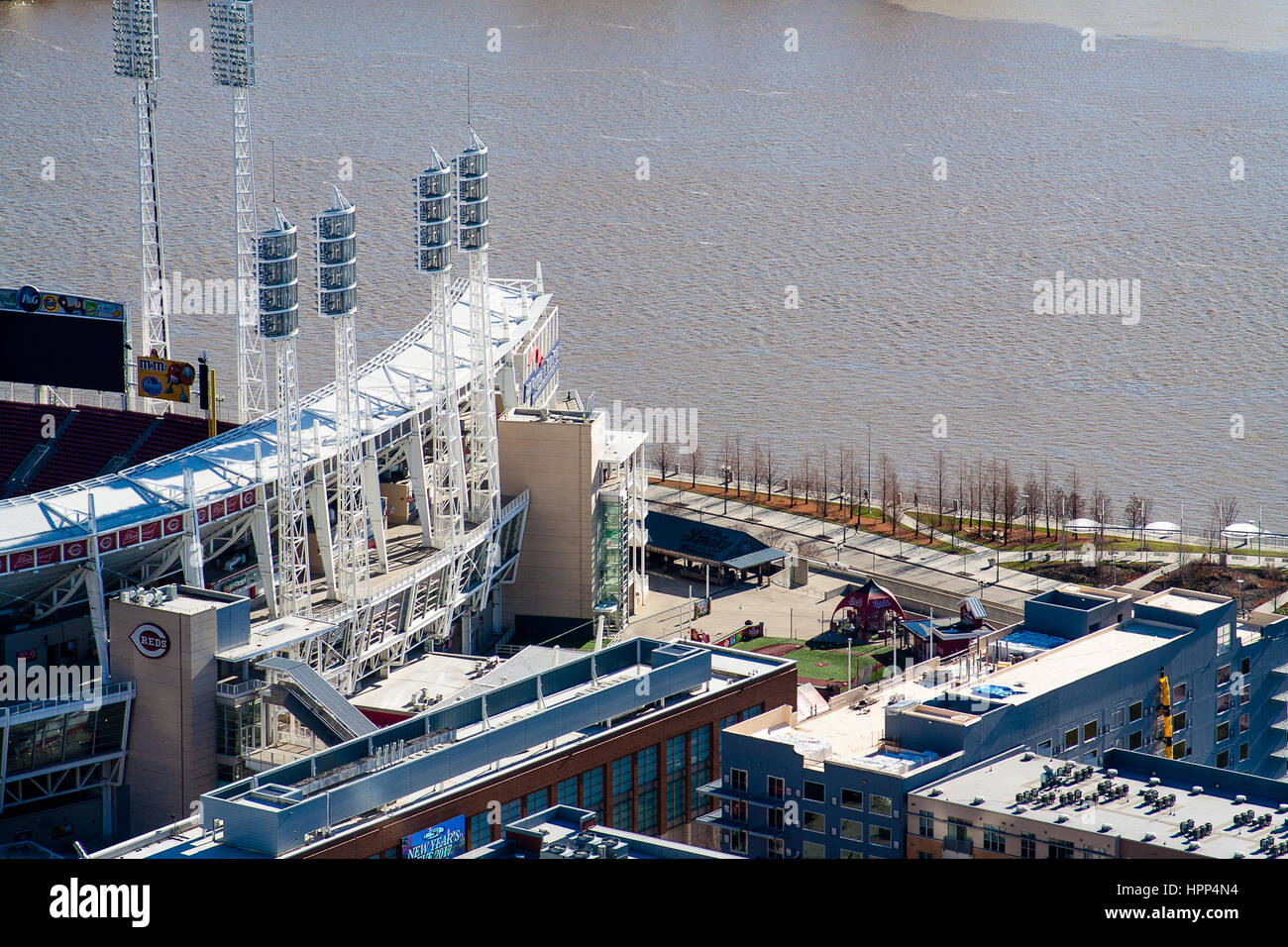 CINCINNATI, OHIO, Dicembre 2016:una vista di Great American Ballpark e il fiume Ohio da carew Tower. Foto Stock