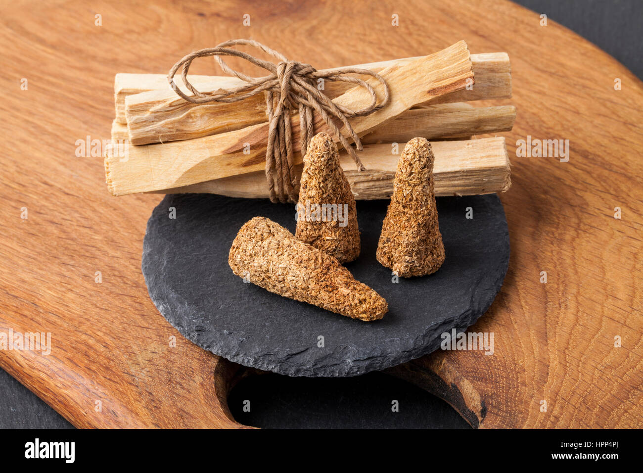 Bursera graveolens, conosciuto in spagnolo come Palo Santo ("santo legno ") è un albero selvatico dall America Latina. Esso è utilizzato per la creazione di oggetti e di produrre bur Foto Stock