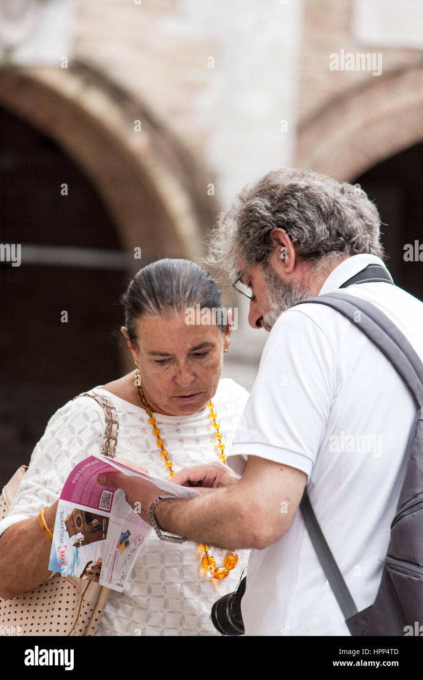 I turisti learning city plan Foto Stock