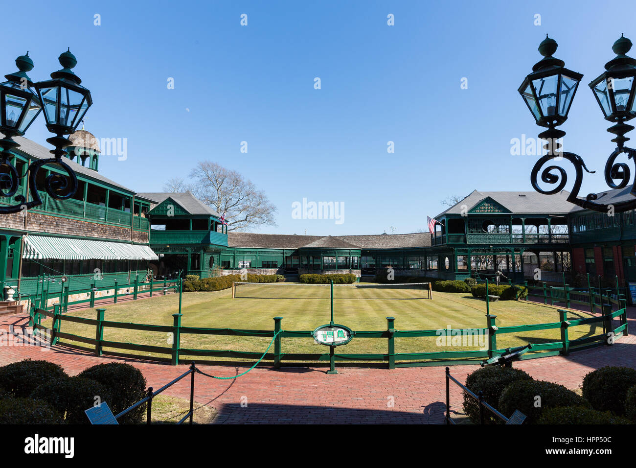 Guardare il leggendario campo da tennis presso la International Tennis Hall of Fame a Newport, Rhode Island Foto Stock