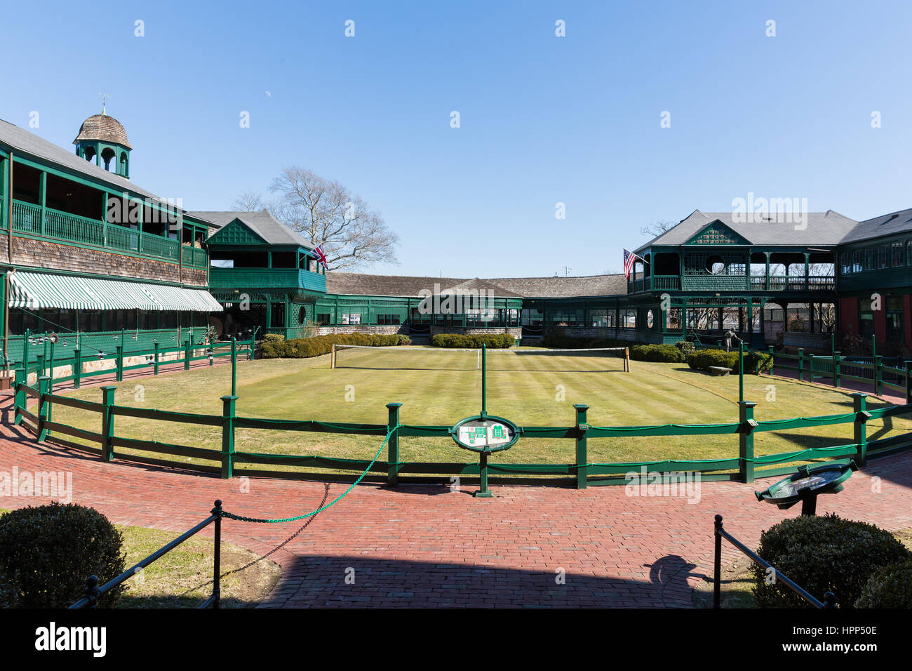 Guardare il leggendario campo da tennis presso la International Tennis Hall of Fame a Newport, Rhode Island Foto Stock