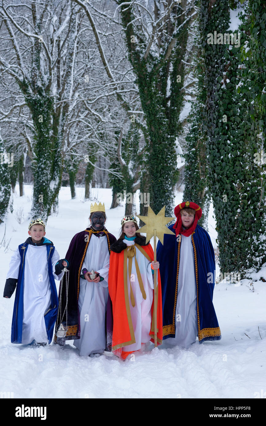 I bambini vestiti come carolers, i tre Re Magi, Bad Heilbrunn, Alta Baviera, Baviera, Germania Foto Stock