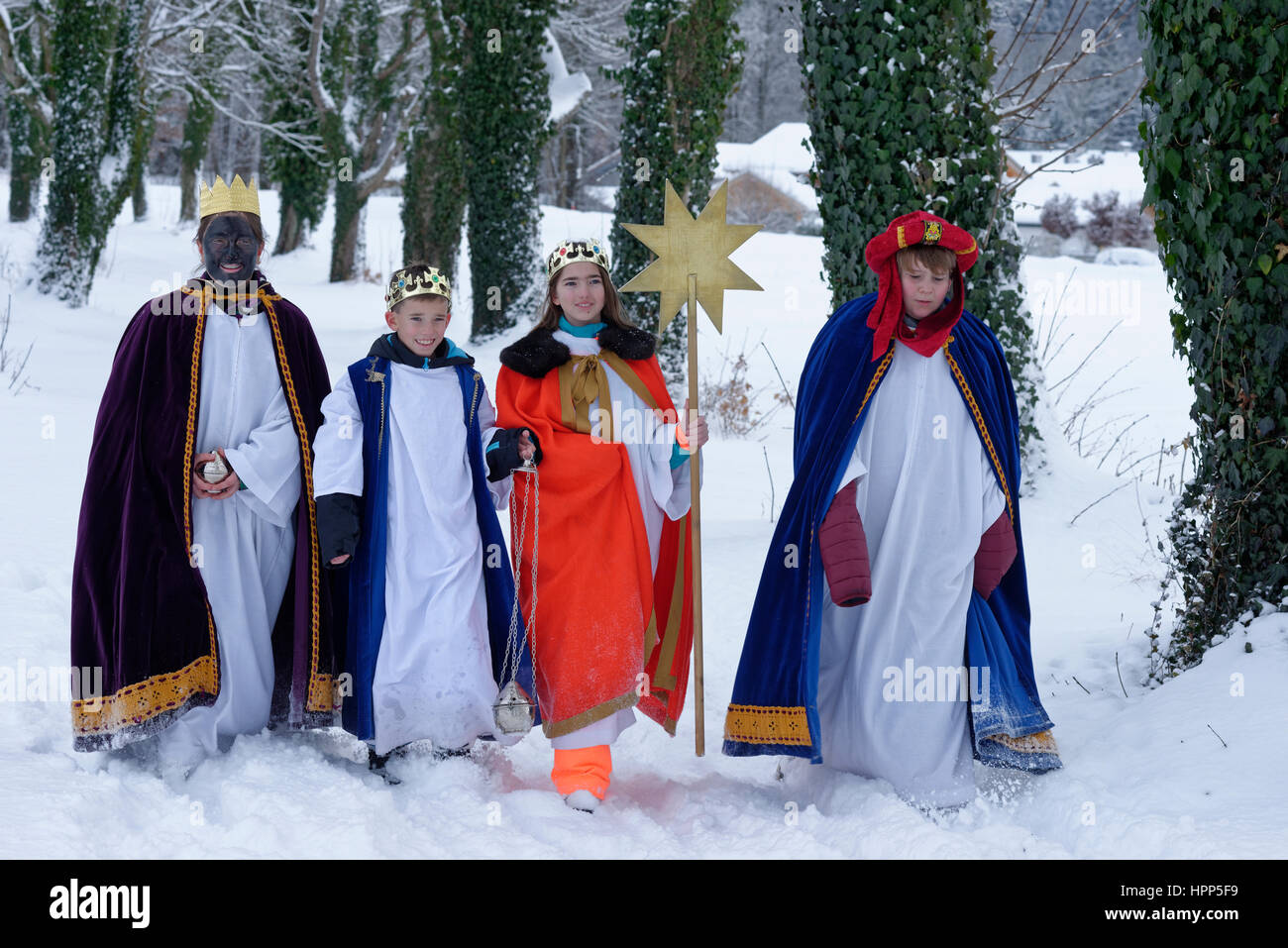 I bambini vestiti come carolers, i tre Re Magi, Bad Heilbrunn, Alta Baviera, Baviera, Germania Foto Stock