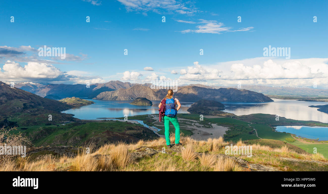 Escursionista affacciato sul lago Wanaka, picco roccioso, picco roccioso Park, Otago Southland, Nuova Zelanda Foto Stock