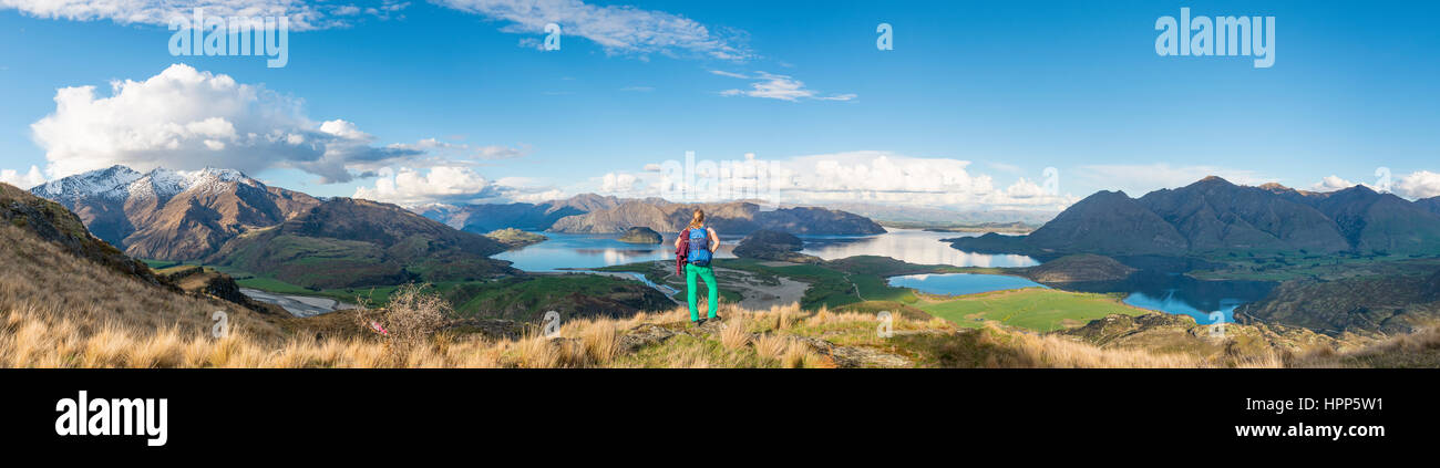 Escursionista affacciato sul lago Wanaka, picco roccioso, picco roccioso Park, Otago Southland, Nuova Zelanda Foto Stock
