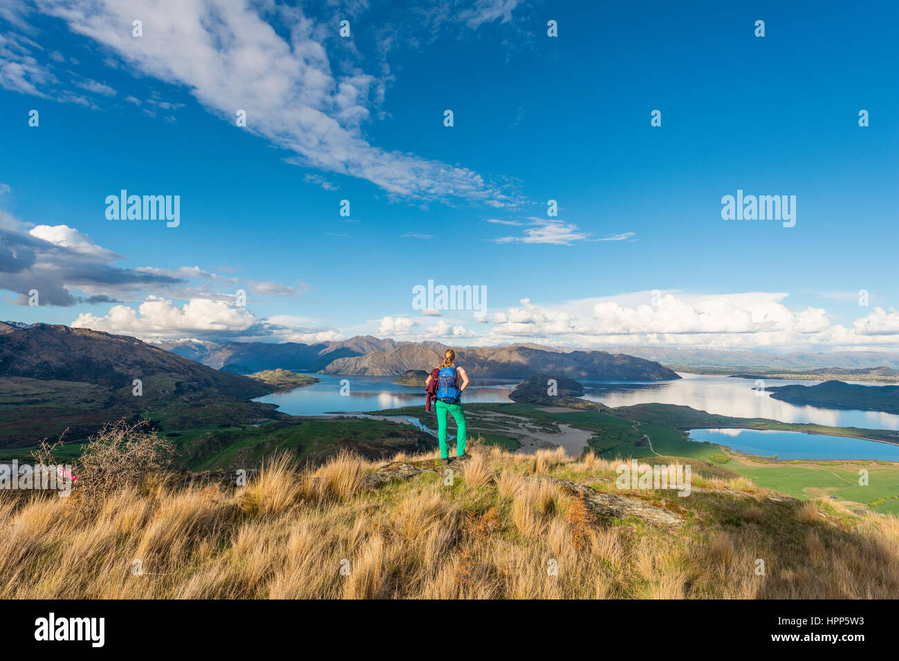 Escursionista affacciato sul lago Wanaka, picco roccioso, picco roccioso Park, Otago Southland, Nuova Zelanda Foto Stock
