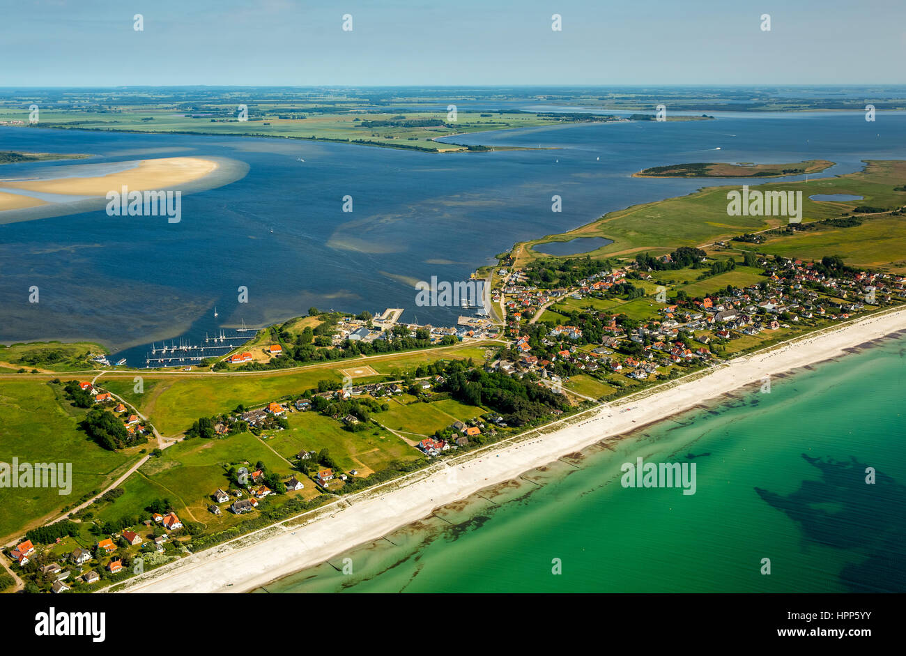 Spiaggia di sabbia, la baia e il porto di Vitte, isola di Hiddensee, costa baltica, Meclemburgo-Pomerania, Germania Foto Stock