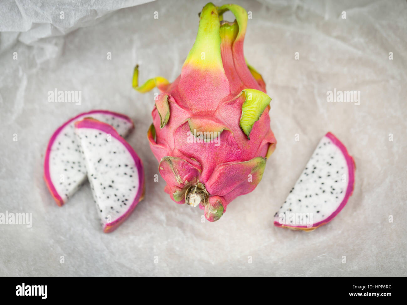 Tutta la frutta del drago e le fette su carta bianca Foto Stock