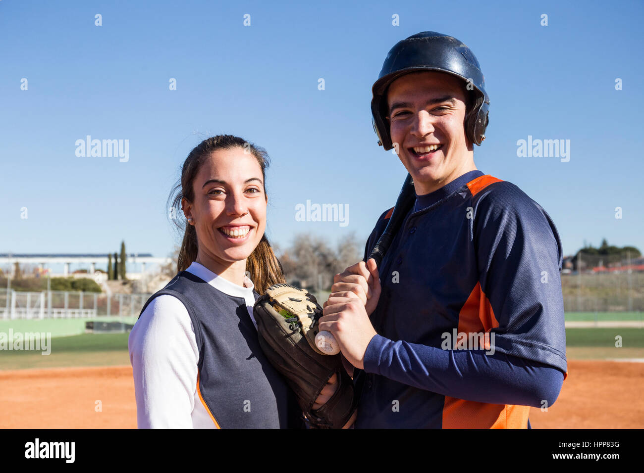 Ritratto di sorridere maschio e femmina giocatore di baseball Foto Stock