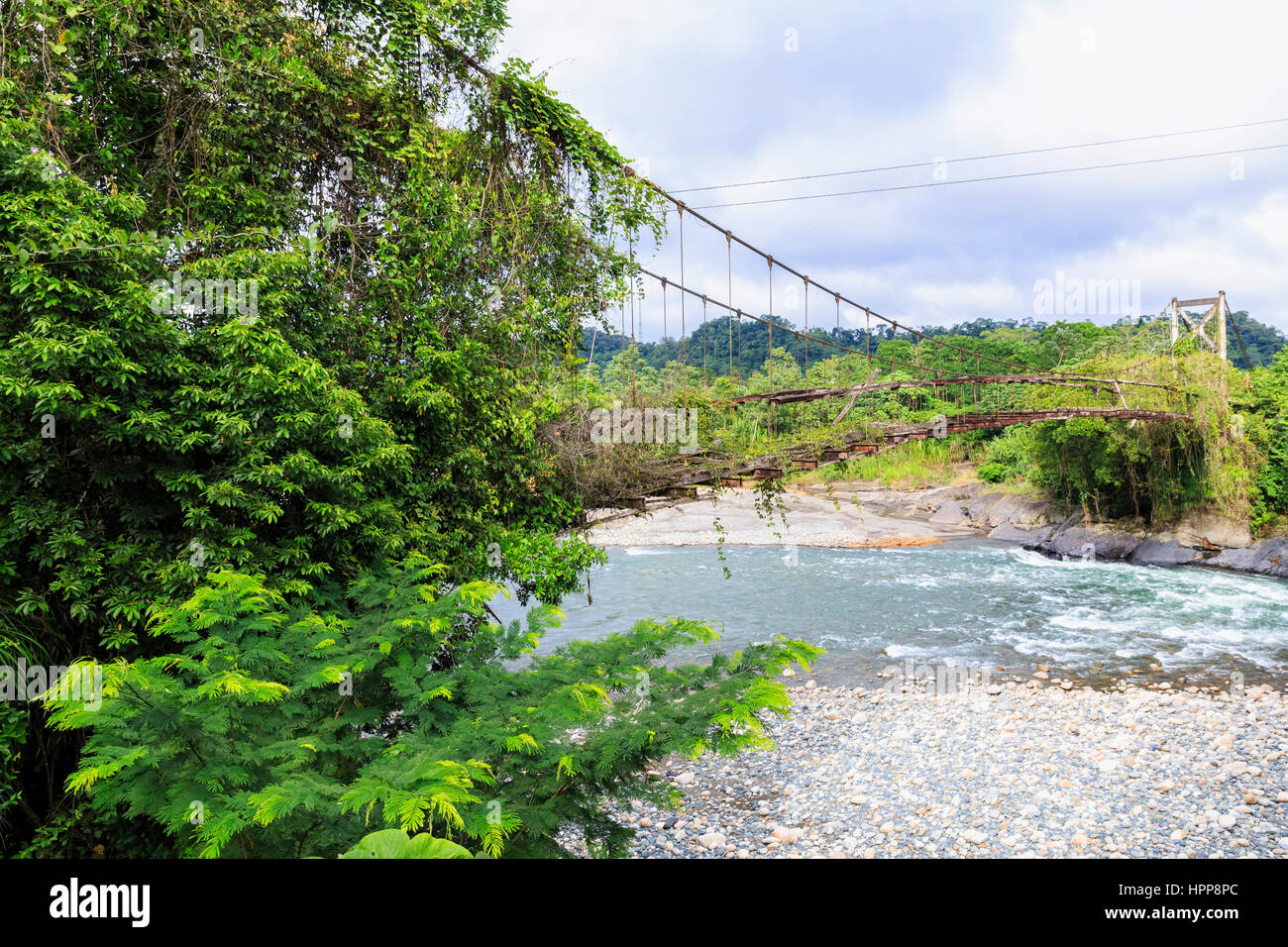 Il Perù, bacino amazzonico, Pilcopata, sgangherate ponte sopra il Rio Madre de Dios Foto Stock
