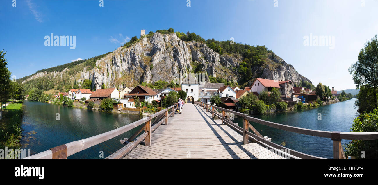 In Germania, in Baviera, Essing, ponte sul distributary del Fiume Altmuehl con Brucktor e il castello di Randeck Foto Stock
