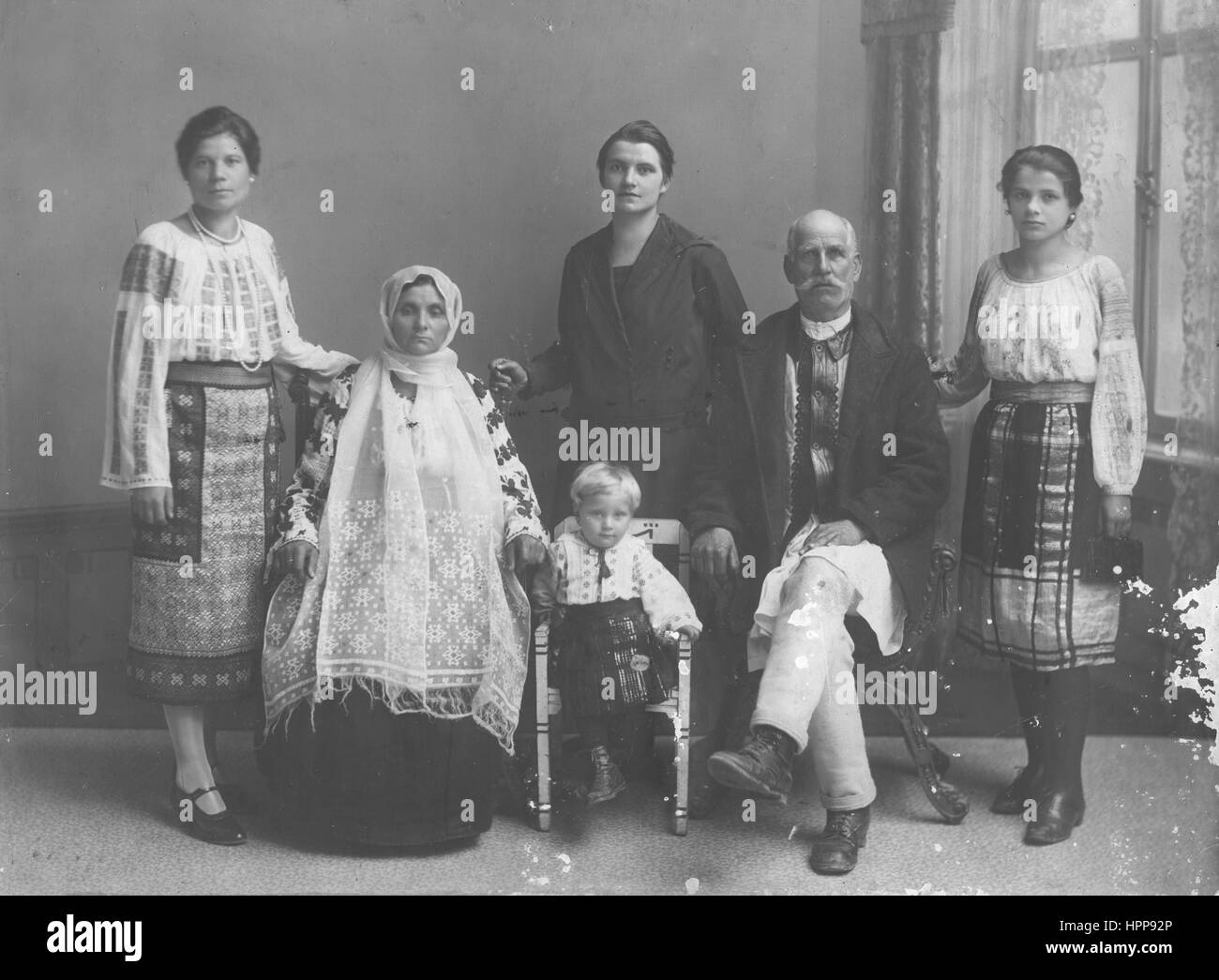 Una famiglia rumena; padre, tre donne, e un bambino, c.1910. Per vedere le mie altre immagini vintage, Cerca: Famiglia Prestor vintage Foto Stock