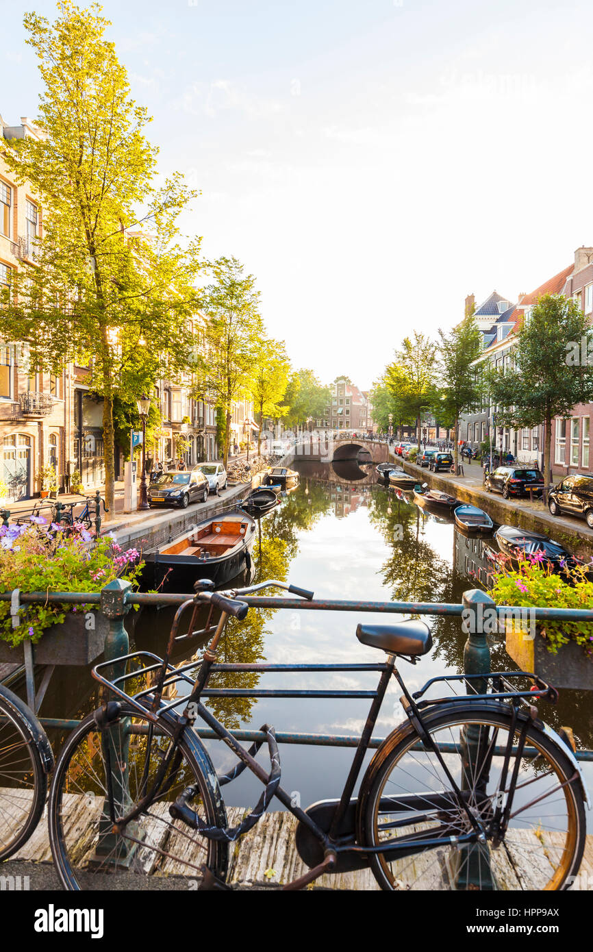 Paesi Bassi, Amsterdam, parcheggiata roadster olandese sul ponte Foto Stock