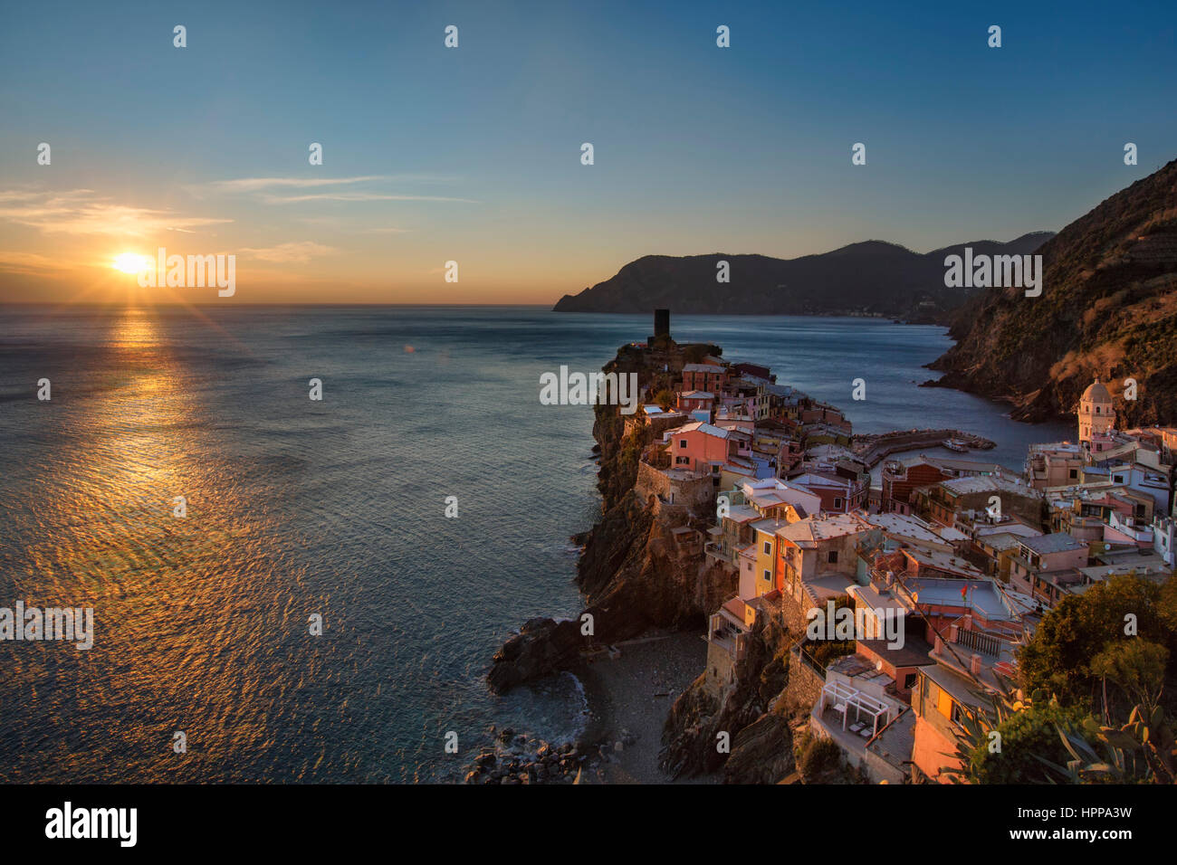 In Italia, la Liguria Cinque Terre, Vernazza al tramonto Foto Stock