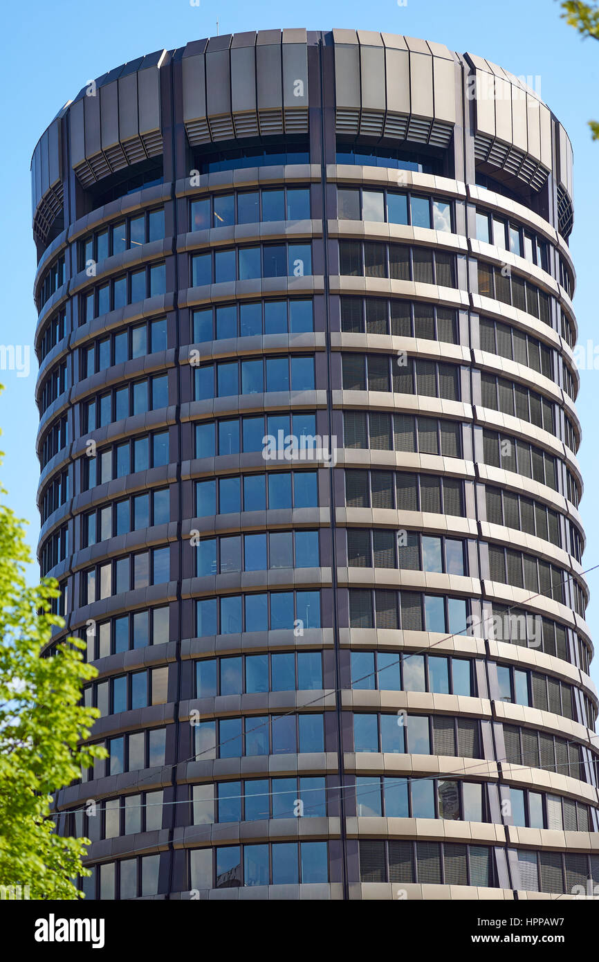 Banca dei Regolamenti Internazionali BIS a Basilea in un edificio a torre dell'istituzione finanziaria internazionale di proprietà di 60 banche centrali Foto Stock