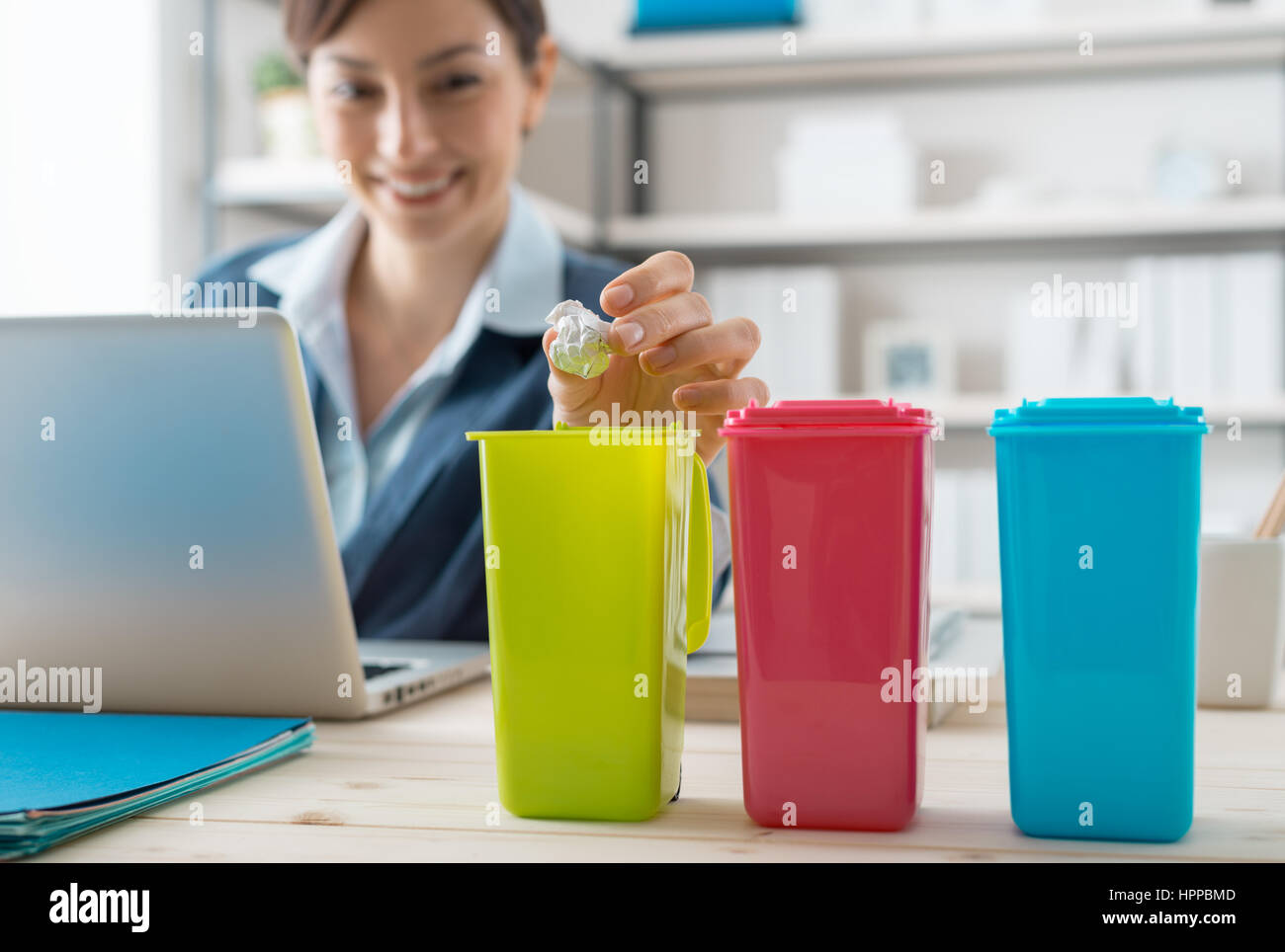 Rifiuti di raccolta differenziata e di riciclaggio nel luogo di lavoro, lavoratore di ufficio ordinamento garbage utilizzando diversi scomparti cestino Foto Stock