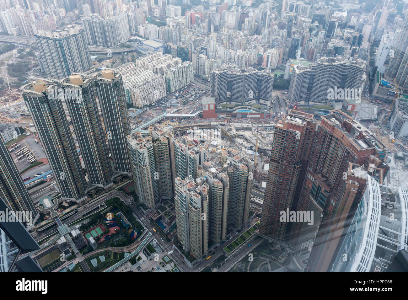 Vista panoramica di Hong Kong dall'International Commerce Centre grattacielo in una giornata nuvolosa. Foto Stock