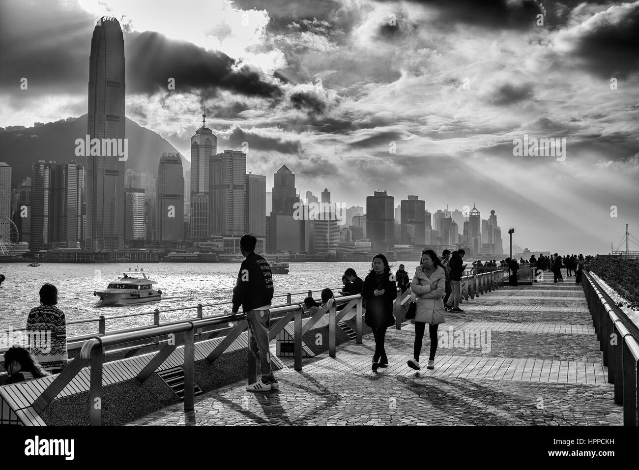 Victoria Harbour con la skyline di Hong Kong nel aftenoon Foto Stock