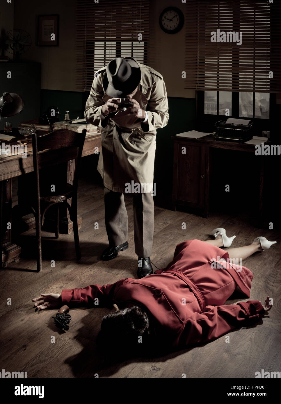 Fotografo con fotocamera vintage sulla scena del crimine con morti donna sdraiata sul pavimento, film noir scena. Foto Stock