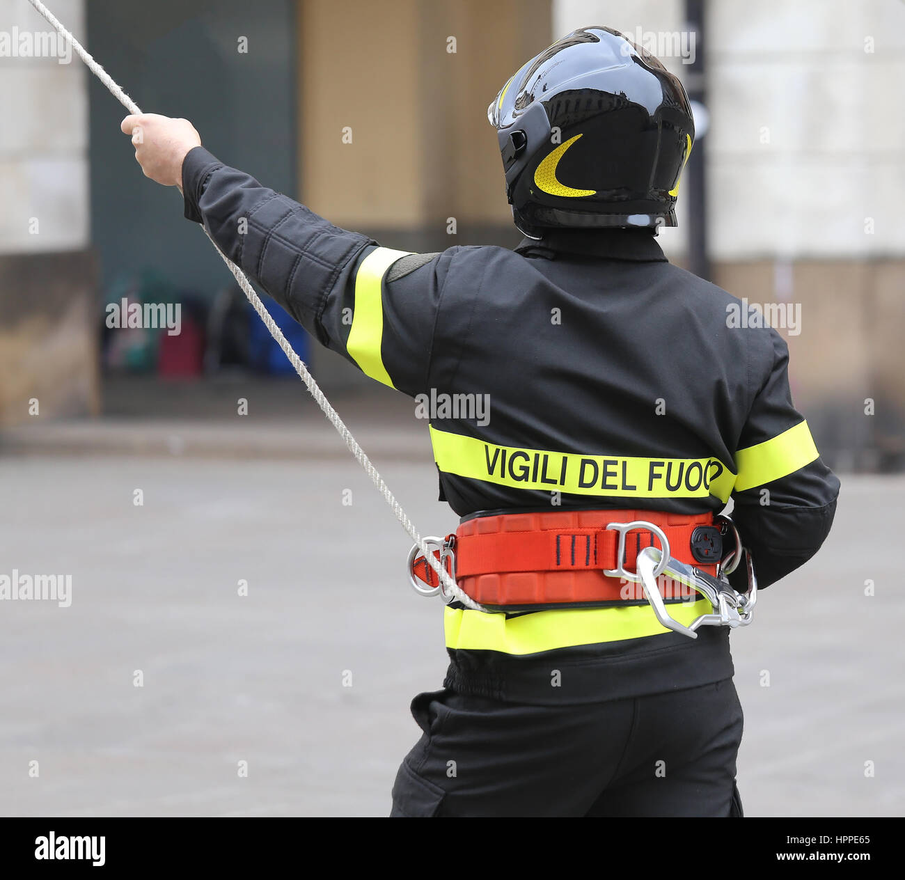 Vigile del fuoco italiano con casco protettivo e una lunga corda e la  parola VIGILI DEL FUOCO significato dei vigili del fuoco in italiano Foto  stock - Alamy