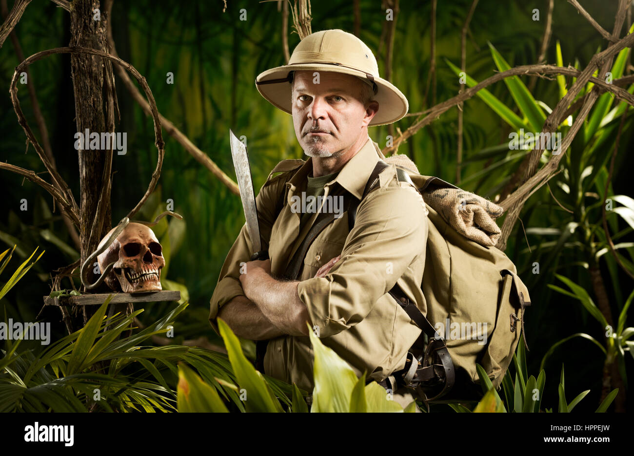 Adventurer con lo stile coloniale equipaggiamenti di sopravvivenza nella giungla con il cranio. Foto Stock