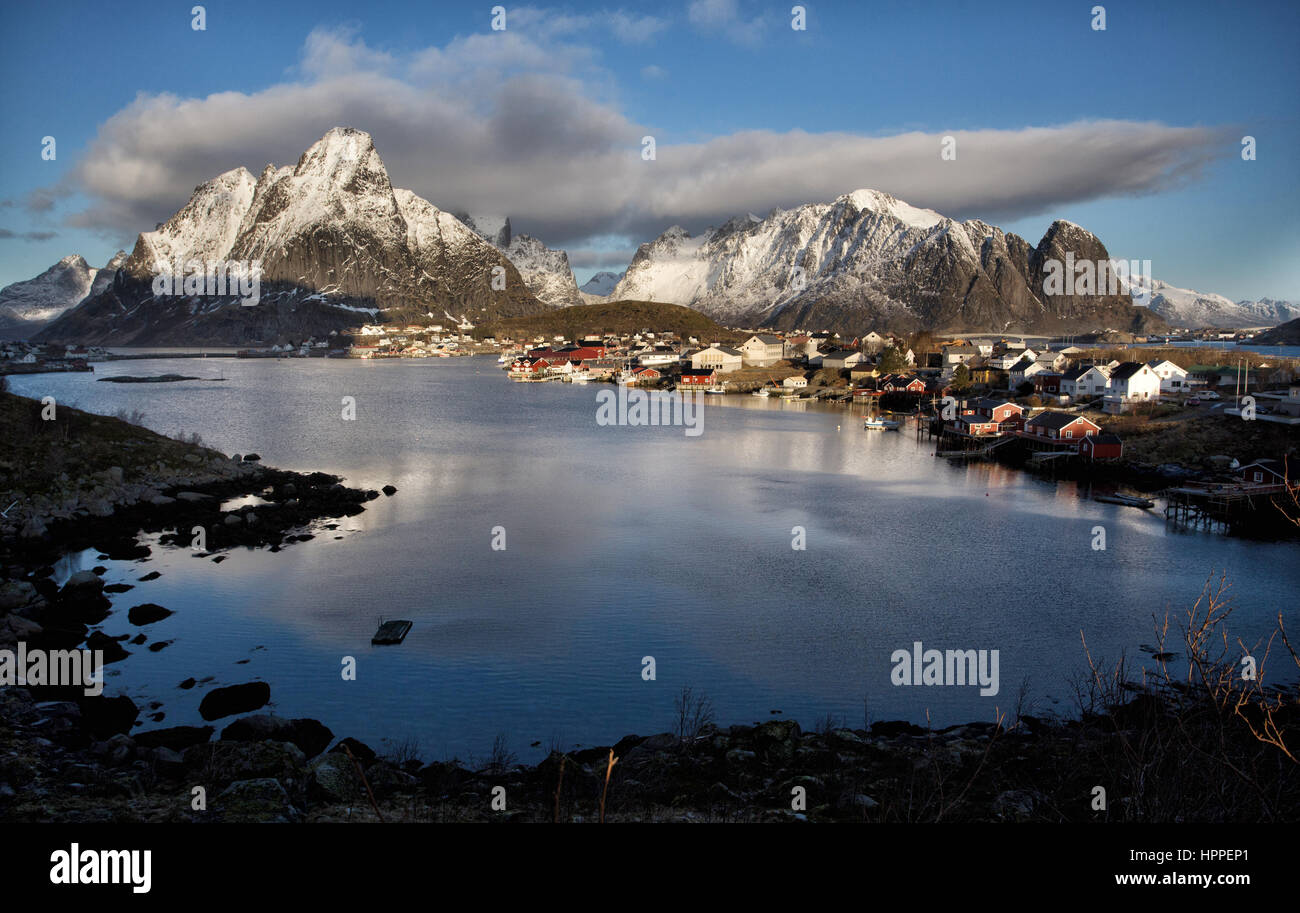 Reine town, inverno, Isole Lofoten in Norvegia, Scandinavia, Europa Foto Stock