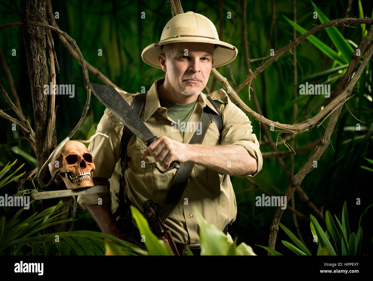 Adventurer con lo stile coloniale equipaggiamenti di sopravvivenza nella giungla con il cranio. Foto Stock