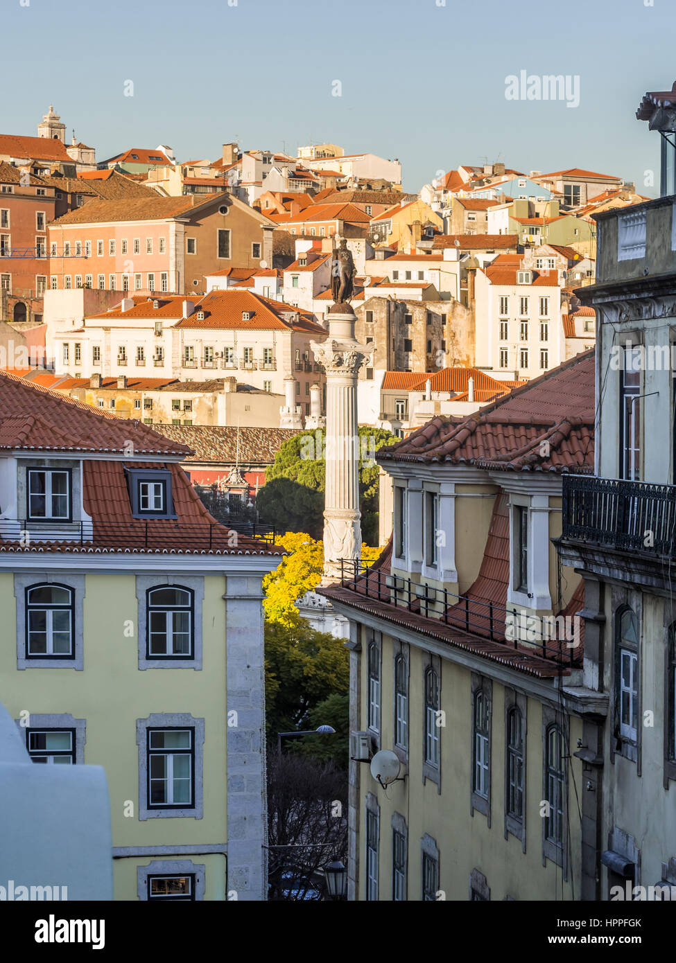 Colonna di Pedro IV sulla piazza Rossio (Piazza Pedro IV) a Lisbona, Portogallo con l'architettura circostante. Foto Stock