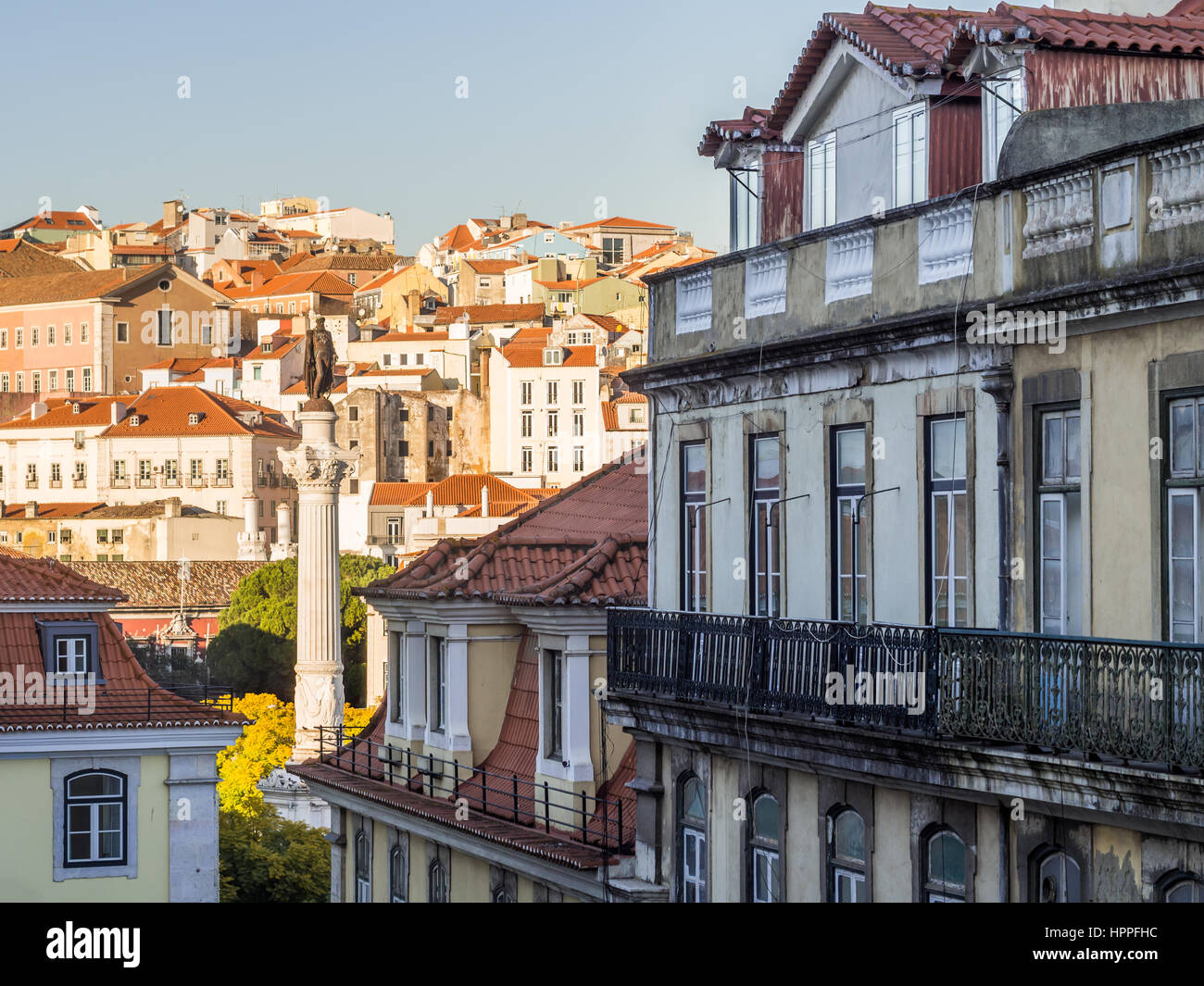 Colonna di Pedro IV sulla piazza Rossio (Piazza Pedro IV) a Lisbona, Portogallo con l'architettura circostante. Foto Stock