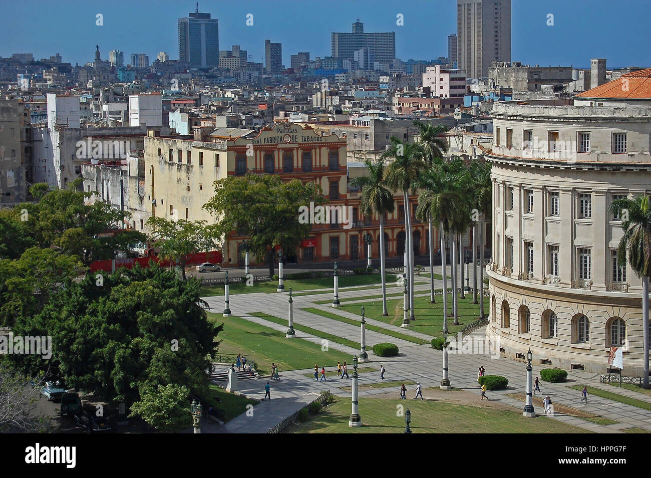 Vista verso la fabbrica di sigari, 'Partages' e la Plaza verso la parte posteriore del Capitolio, Havana, Cuba Foto Stock