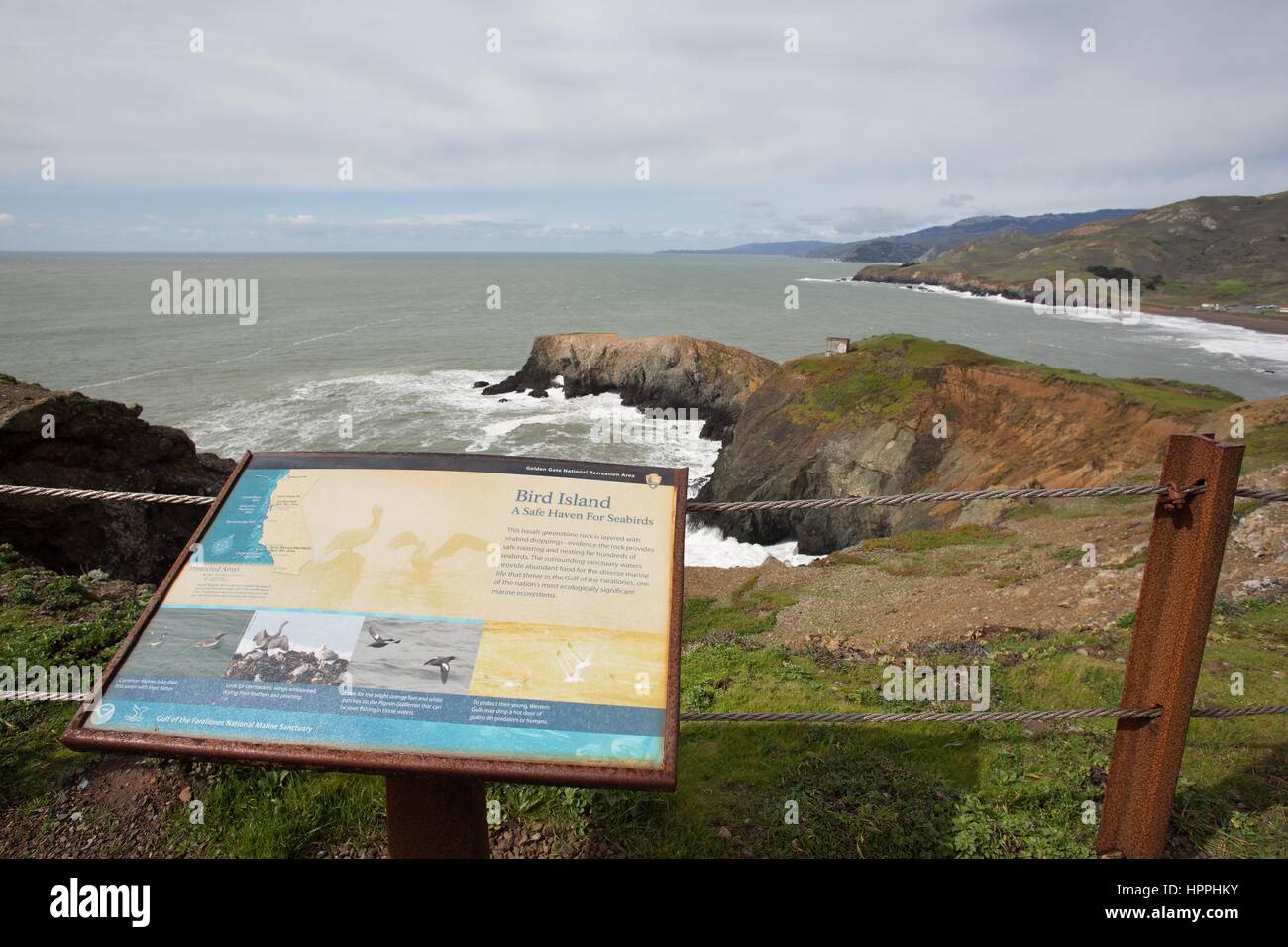 Un segno e una vista di Bird Island, un rifugio sicuro per gli uccelli a Marin Headlands vicino a San Francisco, CA, Stati Uniti d'America. Foto Stock