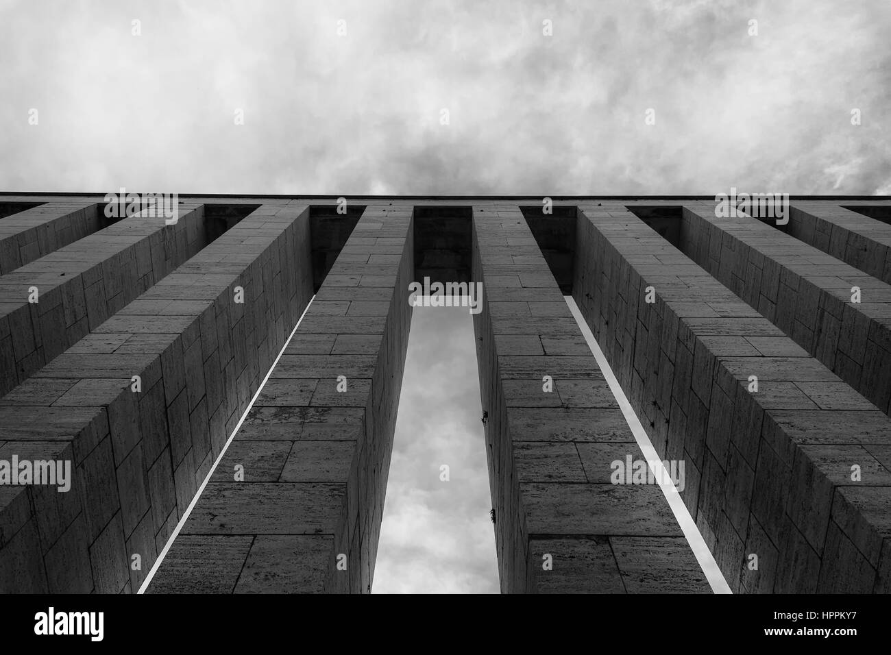 Set di colonne vista da sotto contro il cielo, in bianco e nero Foto Stock