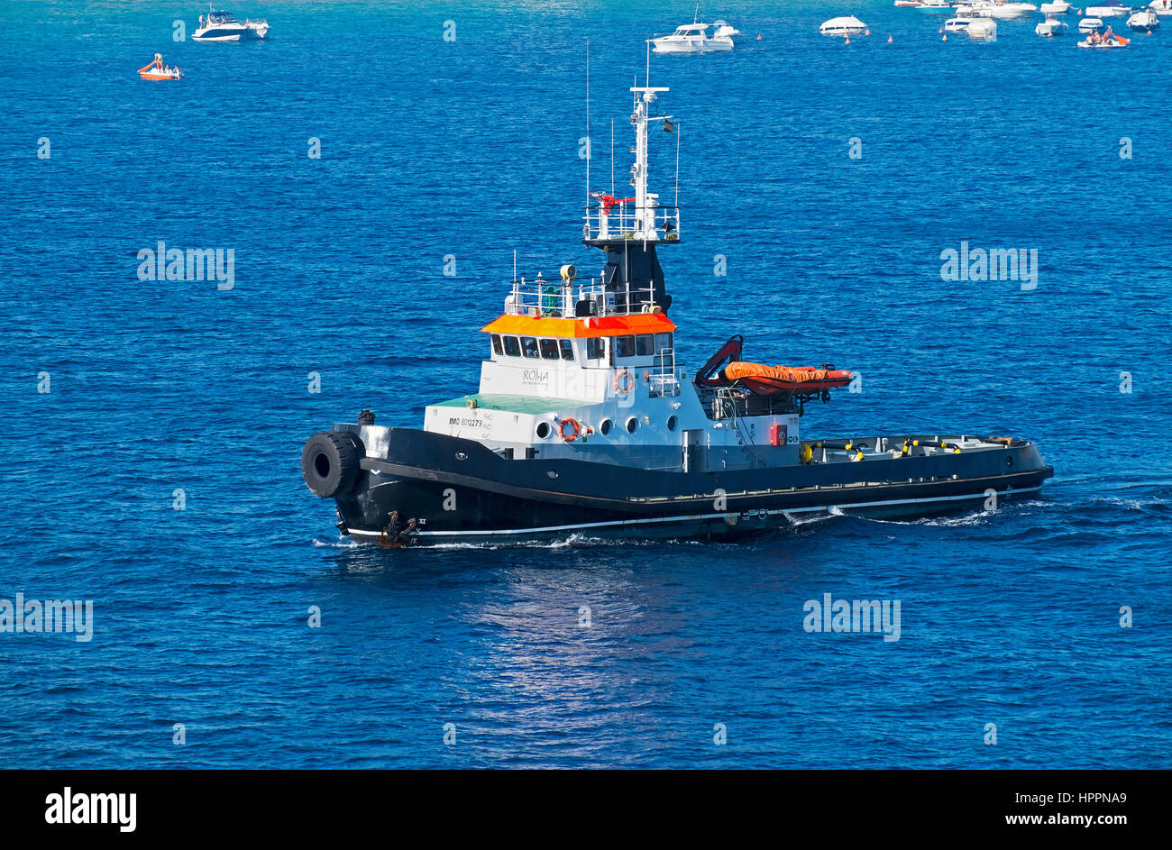 Un rimorchiatore nel mare Mediterraneo nei pressi della città di Palamos in Spagna Foto Stock