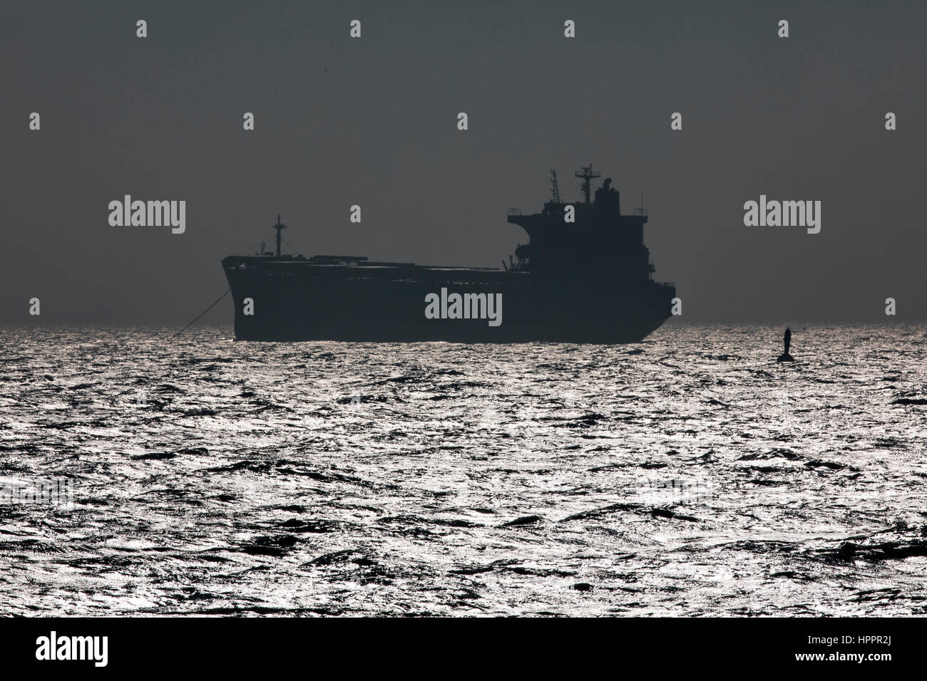 Nave da carico in tedesco la baia, il mare del Nord, off shore, di ancoraggio Foto Stock