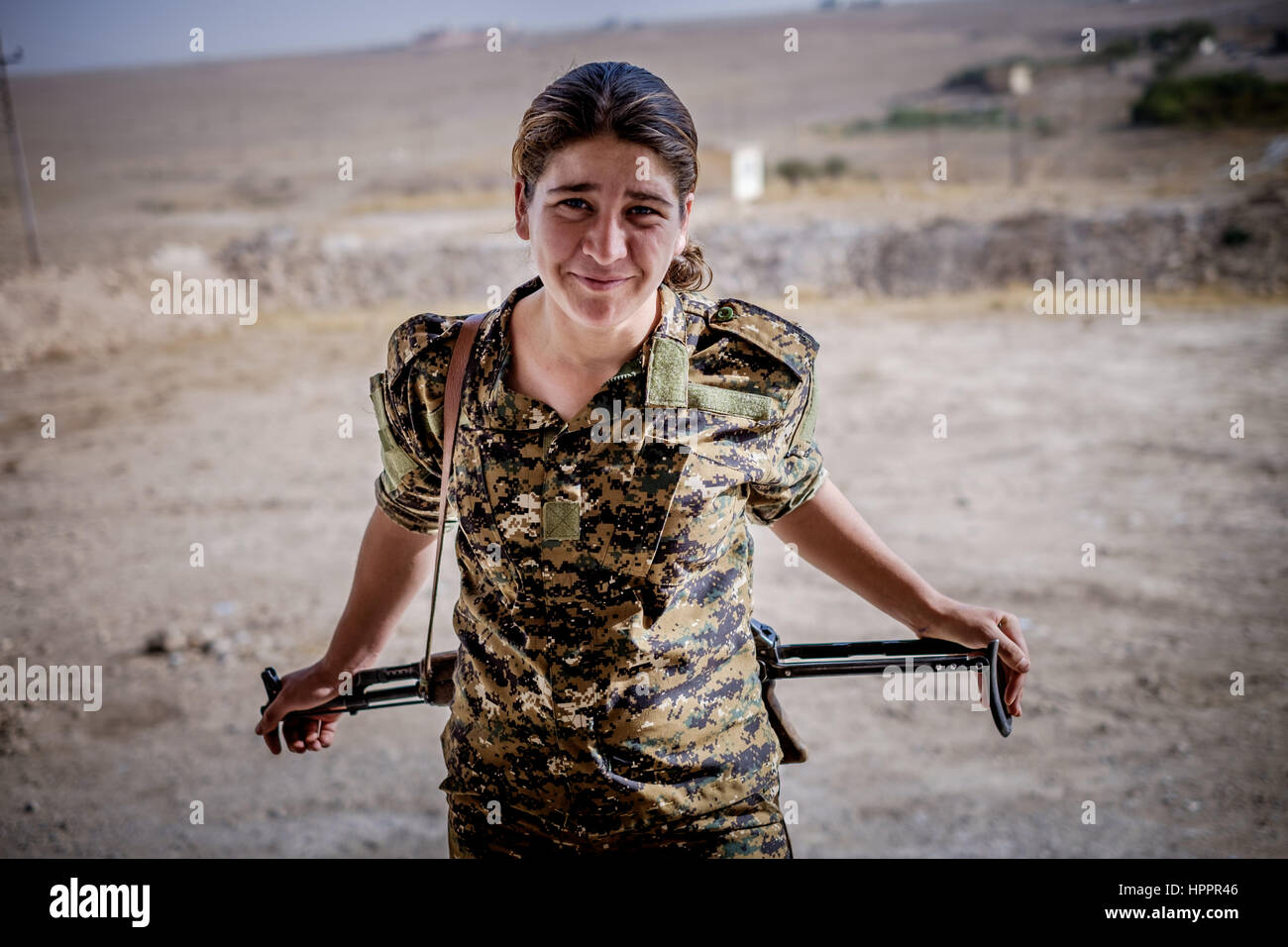 Femmina Yazidi fighters alcuni tanto giovane quanto 14 anni con la neonata tutti-donne Êzidxan donna unità (YJÊ) parte del Sinjar unità di resistenza Foto Stock