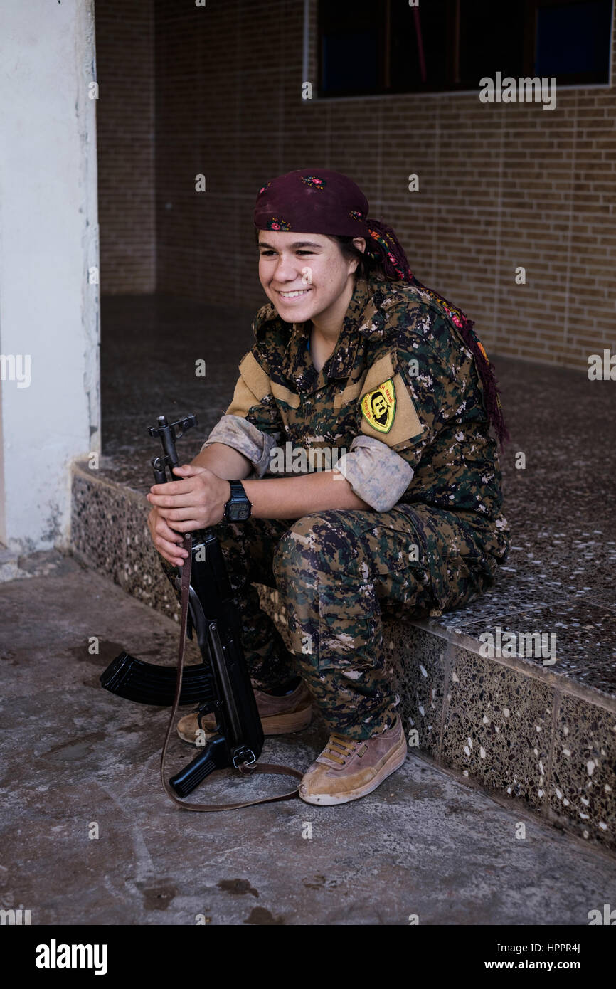 Femmina Yazidi fighters alcuni tanto giovane quanto 14 anni con la neonata tutti-donne Êzidxan donna unità (YJÊ) parte del Sinjar unità di resistenza Foto Stock