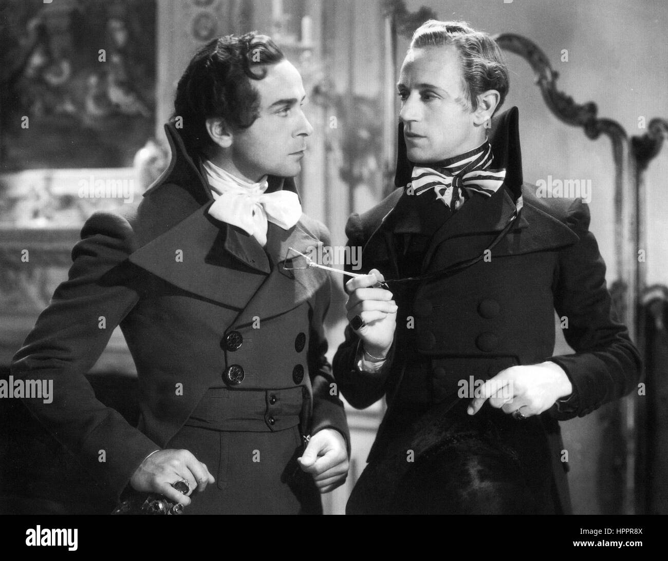 La Scarlet PIMPERNEL 1934 London Film Productions film con Leslie Howard a destra e Walter Rilla Foto Stock