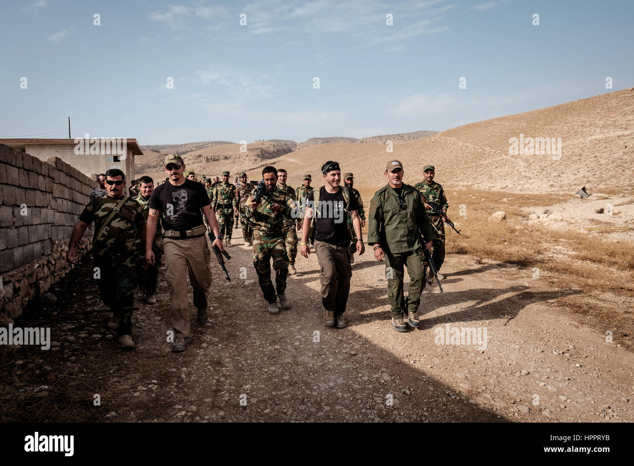 L R la famiglia Martinez Giosuè, James e Harry a piedi con Yazidi Peshmerga a posizioni di combattimento guardando oltre Sinjar Città Western fighters Harry Mar Foto Stock