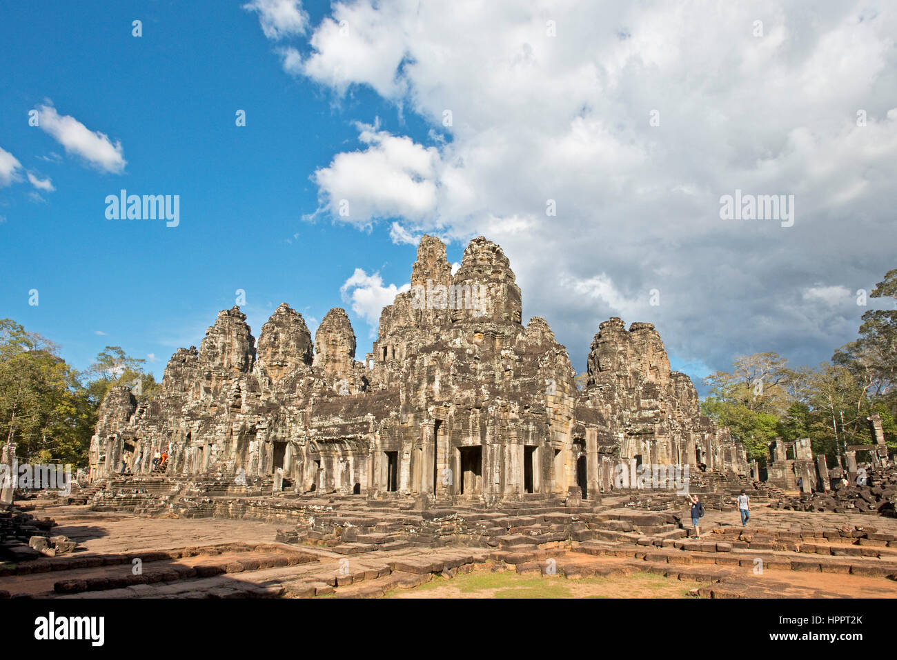 Un ampio angolo di visione di Prasat Bayon - l'ultimo stato tempio sarà costruito presso il complesso di Angkor in una giornata di sole con cielo blu. Foto Stock