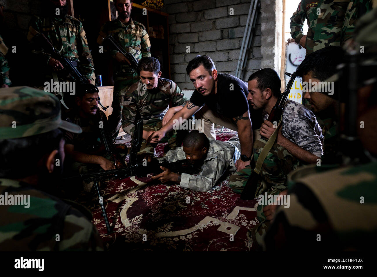 Noi volontario Fighter Joshua Martinez 29 istruire Yazidi lottatori nell'uso di PKM mitragliatrice, Sinjar, Iraq Foto Stock