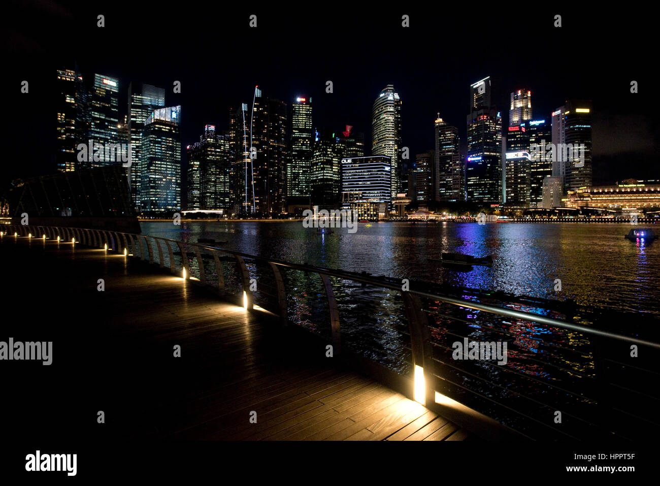 Un paesaggio urbano vista di notte dei blocchi a torre e grattacieli del quartiere centrale degli affari (CBD) o della zona centrale di Singapore. Foto Stock