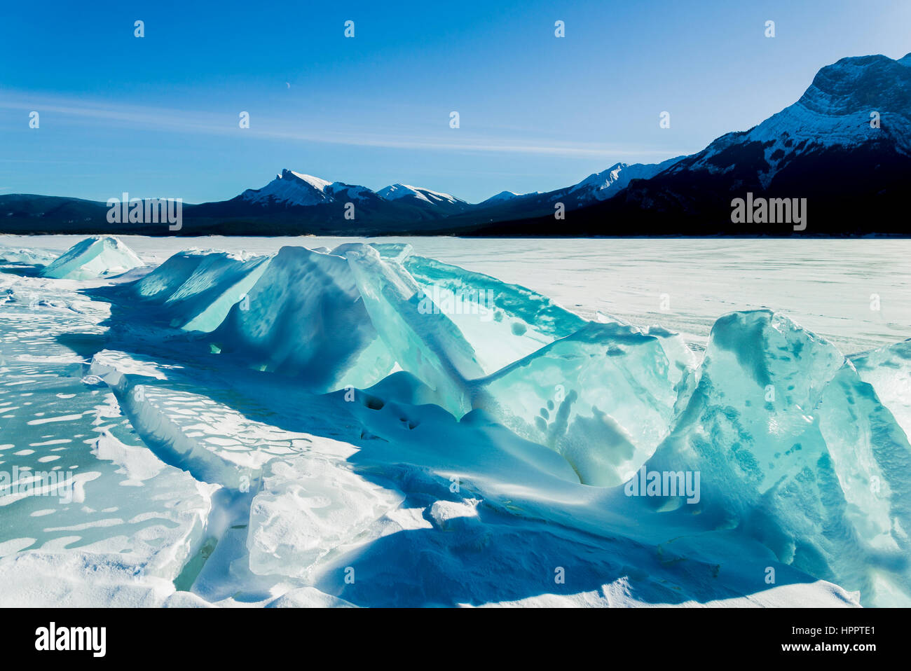 Grandi pezzi piegati del lago di ghiaccio, Lago di Abramo, Alberta, Canada Foto Stock