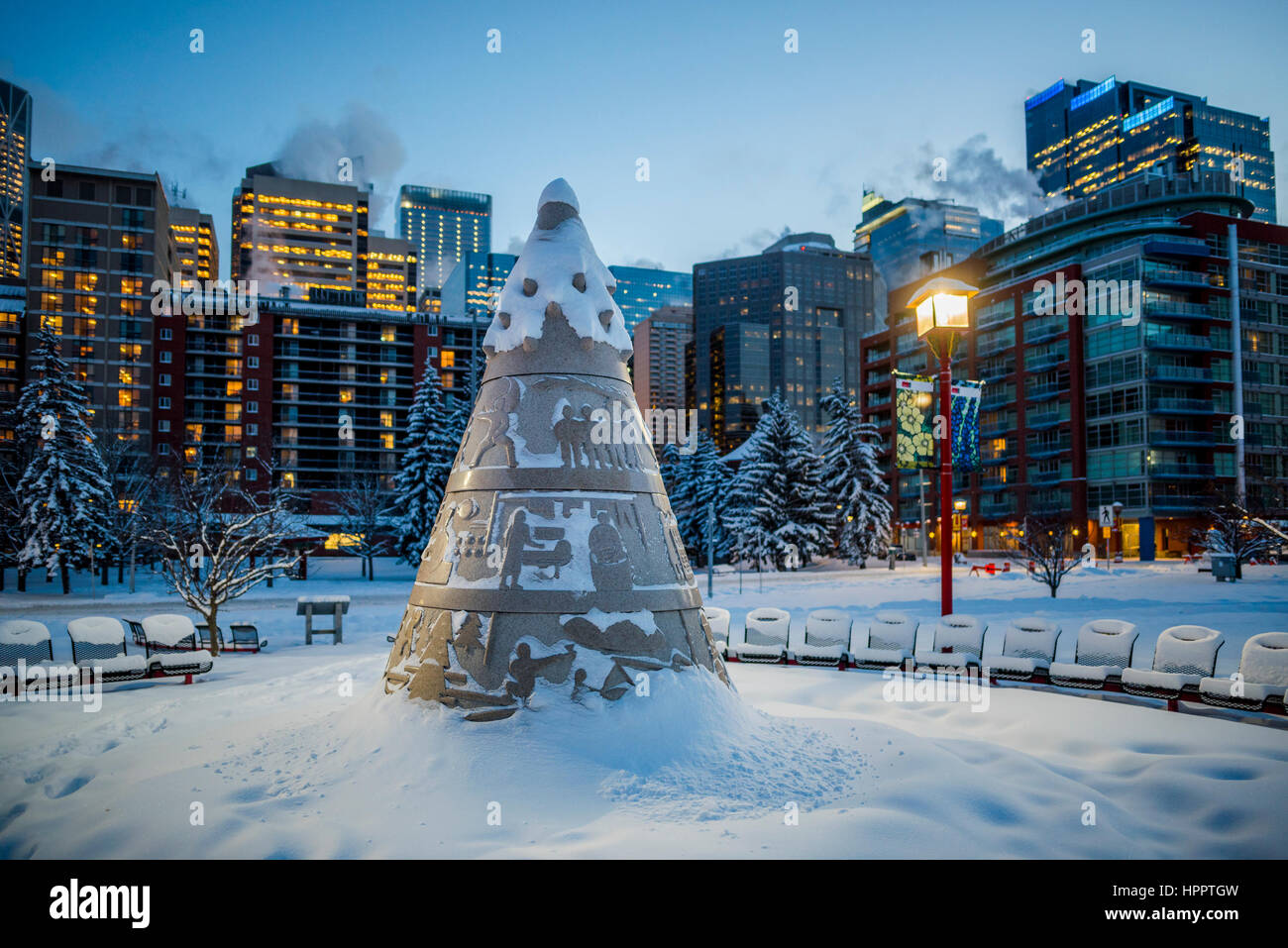 Oro monumento di montagna, Sien Lok Park. Chinatown, Calgary, Alberta, Canada Foto Stock