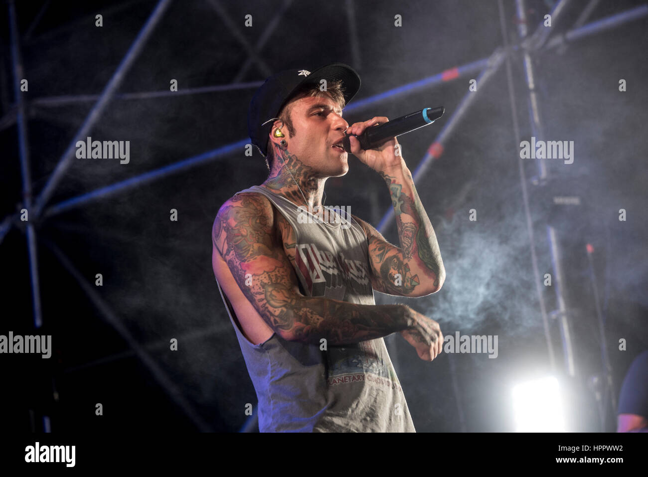 Il rapper Fedez eseguendo a Moncalieri Foto Stock