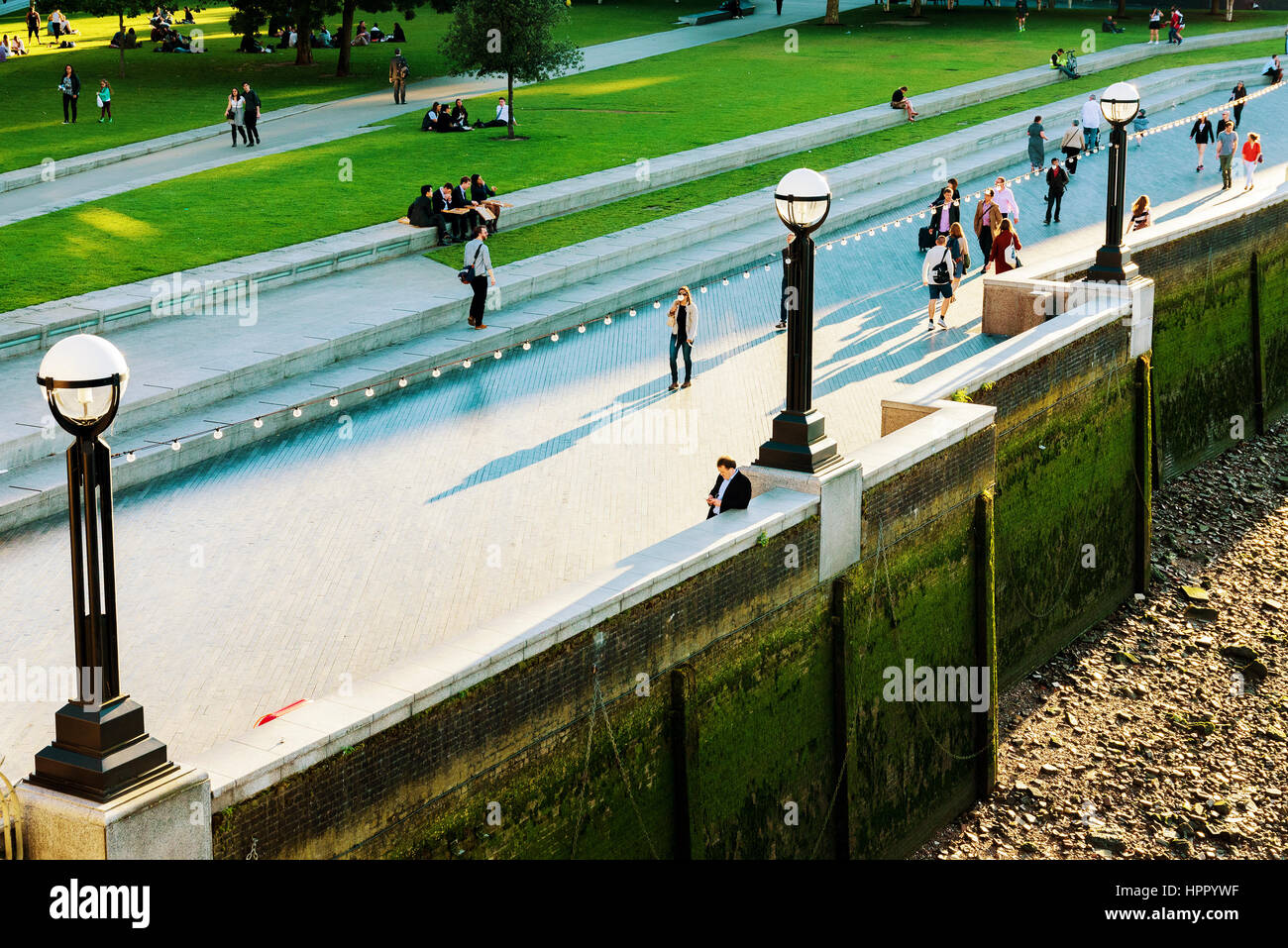 Londra - Luglio 06, 2016: la gente a piedi dal fiume il Tamigi che è una popolare località turistica in una giornata di sole preso dal Tower Bridge su luglio 06 Foto Stock