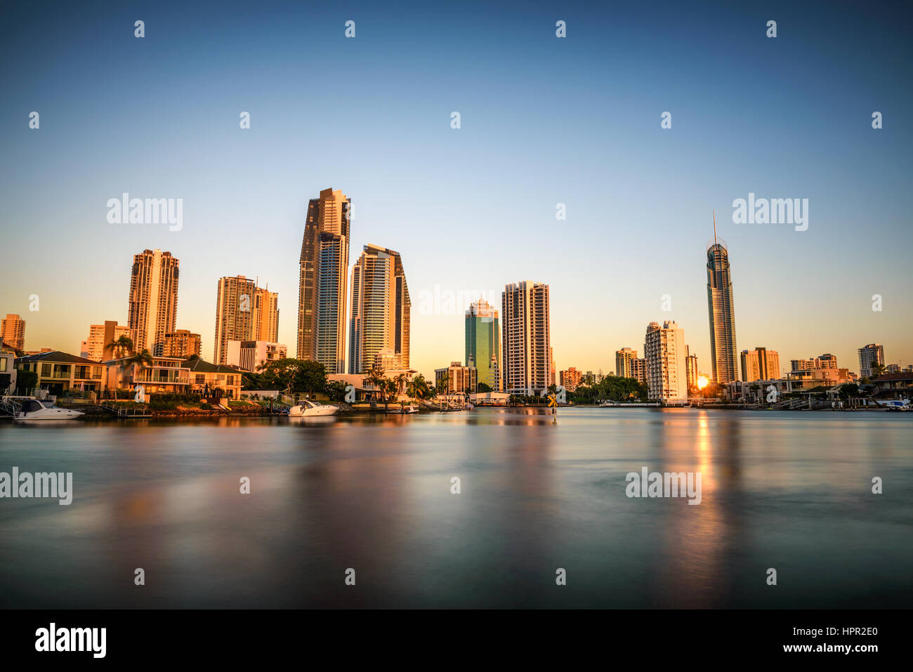 Sunset skyline di Gold Coast downtown nel Queensland, in Australia. Lunga esposizione. Foto Stock