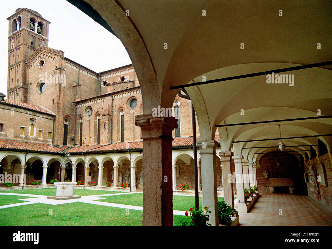 L'Italia, Veneto, Vicenza, la chiesa di San Lorenzo, il chiostro Foto Stock