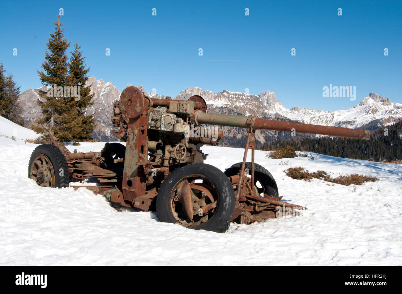 Cannone di cui alla prima guerra mondiale abbandonati sulla zona di guerra sulle Dolomiti, vicino a Alleghe (Italia) Foto Stock